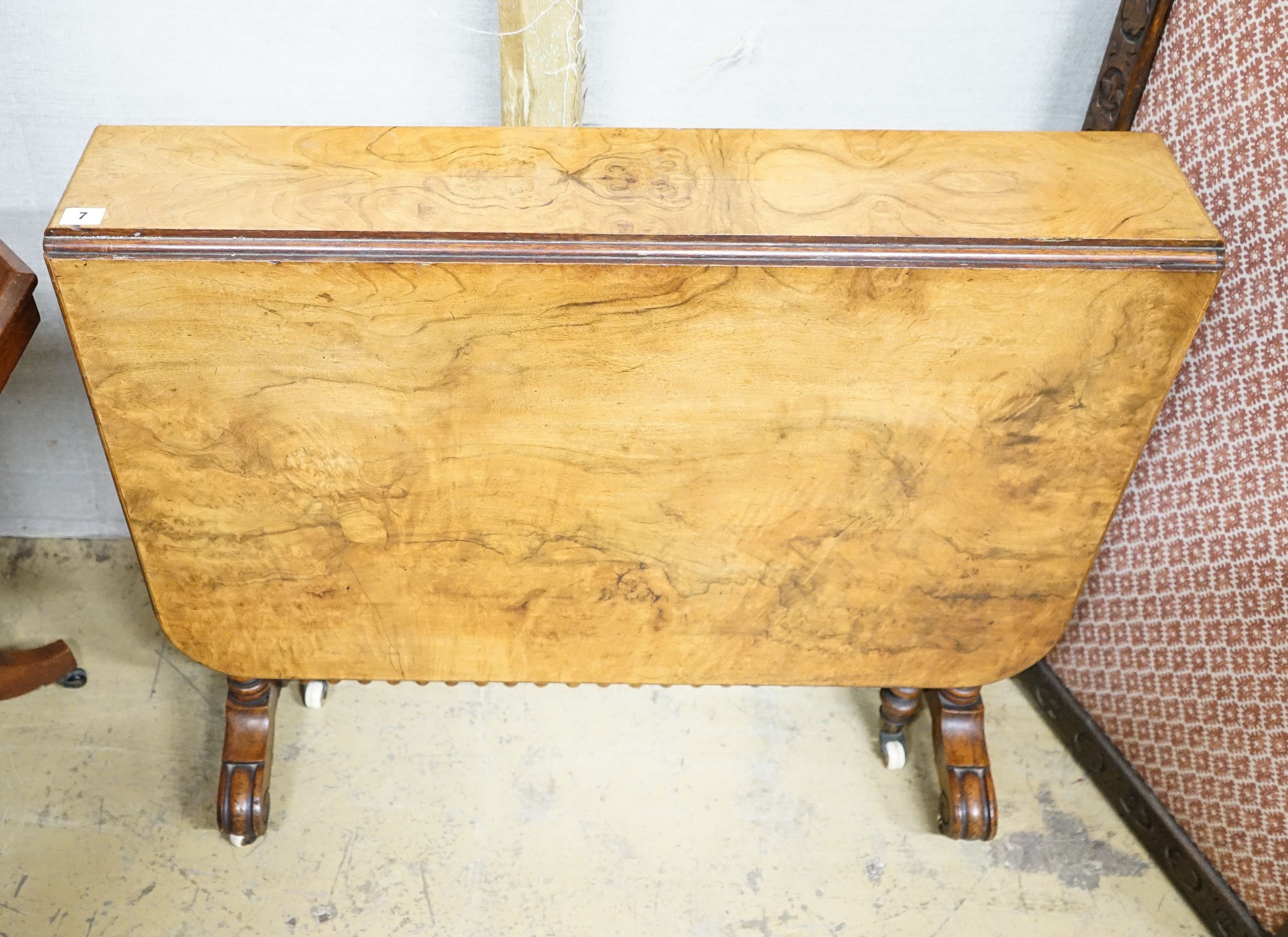 A Victorian figured walnut Sutherland table on bobbin turned under frame, length 120cm extended, width 90cm, height 75cm